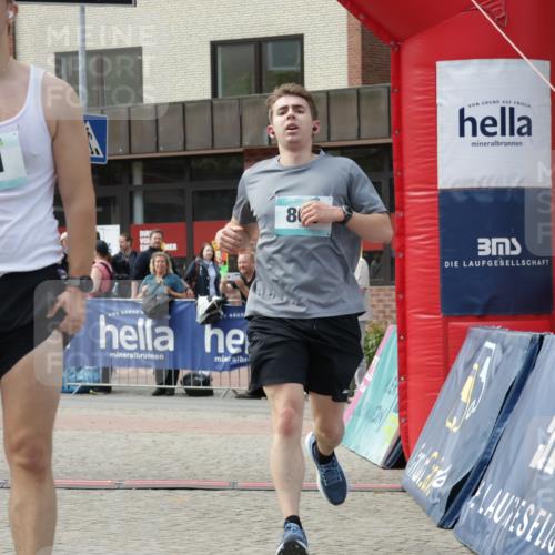 10.05.2026 - 8. Wedeler Halbmarathon Yannick Fuchs http://msf.ph/oto/9711945 10.05.2026 11:24:47 Ziel 99, 521, 808, 2181 meine-sportfotos.de