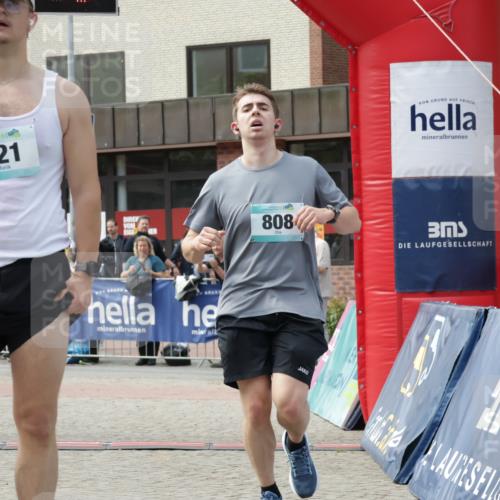 10.05.2026 - 8. Wedeler Halbmarathon Yannick Fuchs http://msf.ph/oto/9711952 10.05.2026 11:24:47 Ziel 99, 521, 808, 2181 meine-sportfotos.de