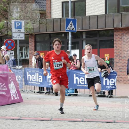 10.05.2026 - 8. Wedeler Halbmarathon Yannick Fuchs http://msf.ph/oto/9712091 10.05.2026 11:25:15 Ziel 803, 838, 2225 meine-sportfotos.de