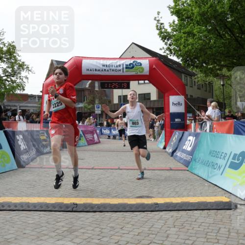 10.05.2026 - 8. Wedeler Halbmarathon Yannick Fuchs http://msf.ph/oto/9712134 10.05.2026 11:25:18 Ziel 803, 838, 2225 meine-sportfotos.de