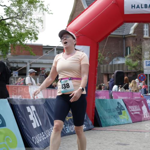 10.05.2026 - 8. Wedeler Halbmarathon Yannick Fuchs http://msf.ph/oto/9712201 10.05.2026 11:25:21 Ziel 561, 803, 838, 884, 2225, 2243 meine-sportfotos.de