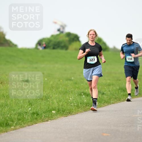 10.05.2026 - 8. Wedeler Halbmarathon Dr. Thomas Lammeyer http://msf.ph/oto/9712276 10.05.2026 12:08:03 Laufen 327, 556 meine-sportfotos.de