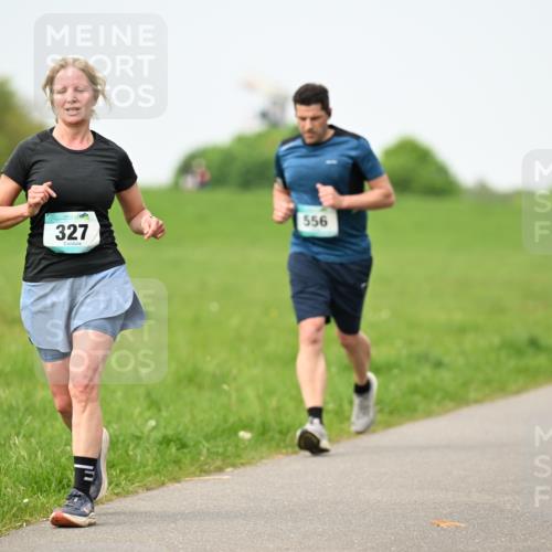 10.05.2026 - 8. Wedeler Halbmarathon Dr. Thomas Lammeyer http://msf.ph/oto/9712325 10.05.2026 12:08:06 Laufen 327, 556 meine-sportfotos.de
