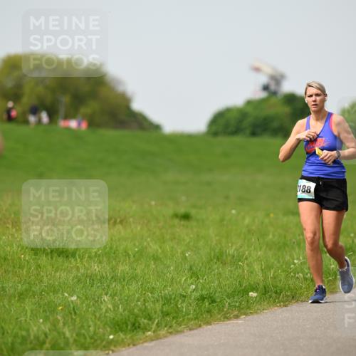 10.05.2026 - 8. Wedeler Halbmarathon Dr. Thomas Lammeyer http://msf.ph/oto/9712698 10.05.2026 12:09:25 Laufen 107, 2188 meine-sportfotos.de