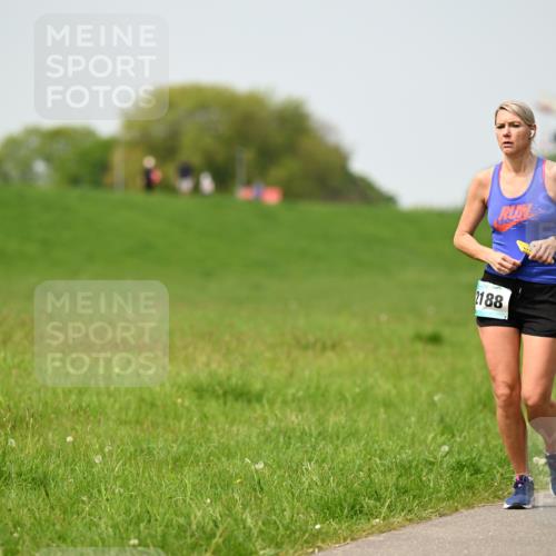 10.05.2026 - 8. Wedeler Halbmarathon Dr. Thomas Lammeyer http://msf.ph/oto/9712710 10.05.2026 12:09:27 Laufen 2188 meine-sportfotos.de