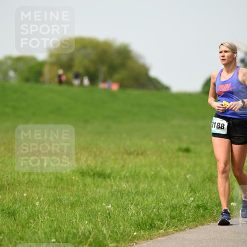 10.05.2026 - 8. Wedeler Halbmarathon Dr. Thomas Lammeyer http://msf.ph/oto/9712713 10.05.2026 12:09:27 Laufen 2188 meine-sportfotos.de