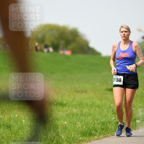 10.05.2026 - 8. Wedeler Halbmarathon Dr. Thomas Lammeyer http://msf.ph/oto/9712718 10.05.2026 12:09:27 Laufen 2188 meine-sportfotos.de