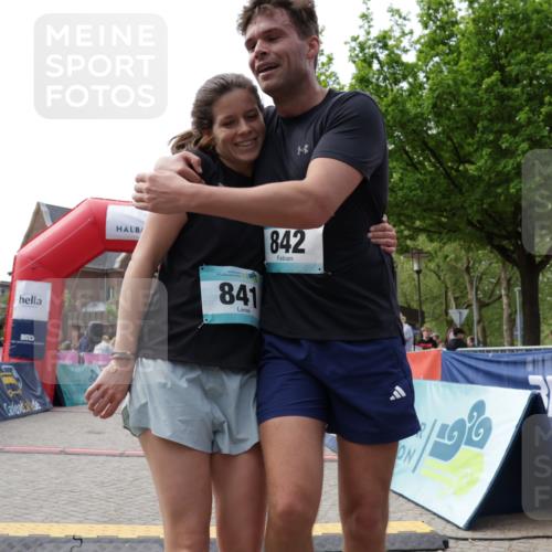 10.05.2026 - 8. Wedeler Halbmarathon Yannick Fuchs http://msf.ph/oto/9712752 10.05.2026 11:26:33 Ziel 572, 841, 842, 2157 meine-sportfotos.de