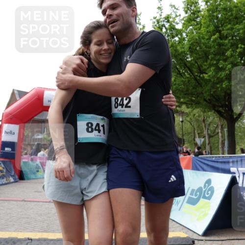 10.05.2026 - 8. Wedeler Halbmarathon Yannick Fuchs http://msf.ph/oto/9712755 10.05.2026 11:26:33 Ziel 572, 841, 842, 2157 meine-sportfotos.de