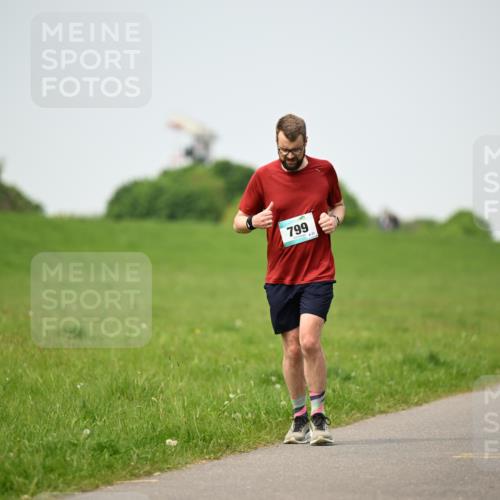 10.05.2026 - 8. Wedeler Halbmarathon Dr. Thomas Lammeyer http://msf.ph/oto/9712813 10.05.2026 12:10:30 Laufen 799 meine-sportfotos.de