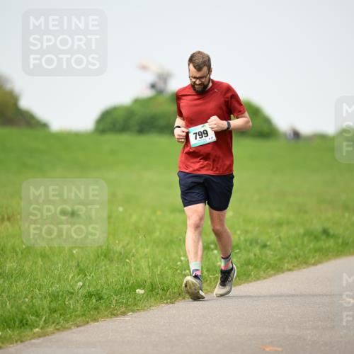 10.05.2026 - 8. Wedeler Halbmarathon Dr. Thomas Lammeyer http://msf.ph/oto/9712820 10.05.2026 12:10:30 Laufen 799 meine-sportfotos.de