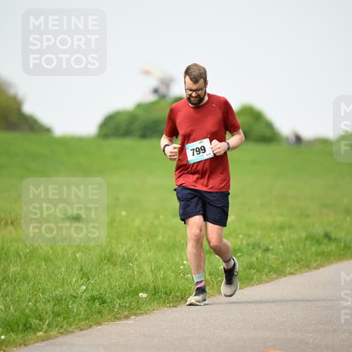 10.05.2026 - 8. Wedeler Halbmarathon Dr. Thomas Lammeyer http://msf.ph/oto/9712821 10.05.2026 12:10:30 Laufen 799 meine-sportfotos.de