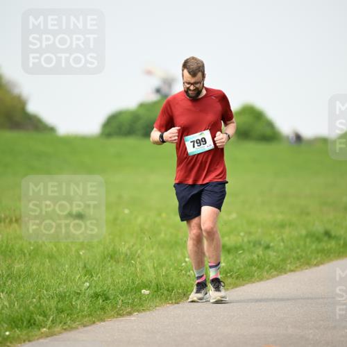 10.05.2026 - 8. Wedeler Halbmarathon Dr. Thomas Lammeyer http://msf.ph/oto/9712823 10.05.2026 12:10:31 Laufen 799 meine-sportfotos.de