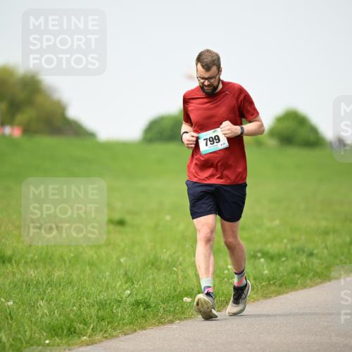 10.05.2026 - 8. Wedeler Halbmarathon Dr. Thomas Lammeyer http://msf.ph/oto/9712825 10.05.2026 12:10:31 Laufen 799 meine-sportfotos.de