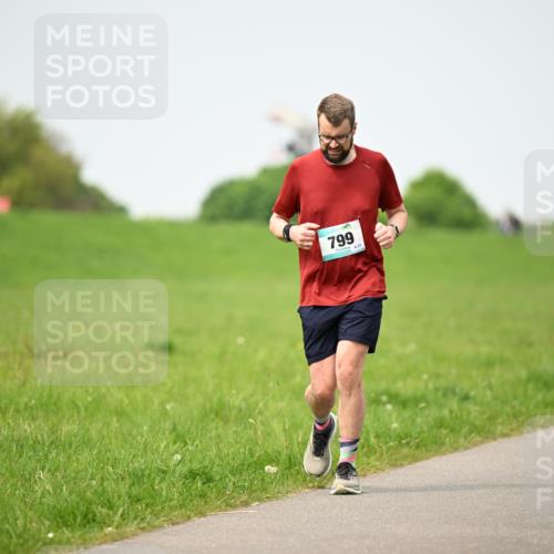10.05.2026 - 8. Wedeler Halbmarathon Dr. Thomas Lammeyer http://msf.ph/oto/9712826 10.05.2026 12:10:31 Laufen 799 meine-sportfotos.de