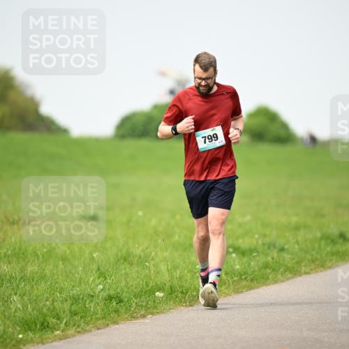 10.05.2026 - 8. Wedeler Halbmarathon Dr. Thomas Lammeyer http://msf.ph/oto/9712828 10.05.2026 12:10:31 Laufen 799 meine-sportfotos.de