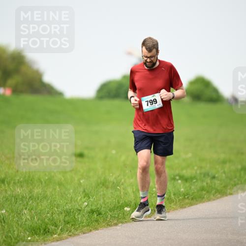 10.05.2026 - 8. Wedeler Halbmarathon Dr. Thomas Lammeyer http://msf.ph/oto/9712829 10.05.2026 12:10:31 Laufen 799 meine-sportfotos.de