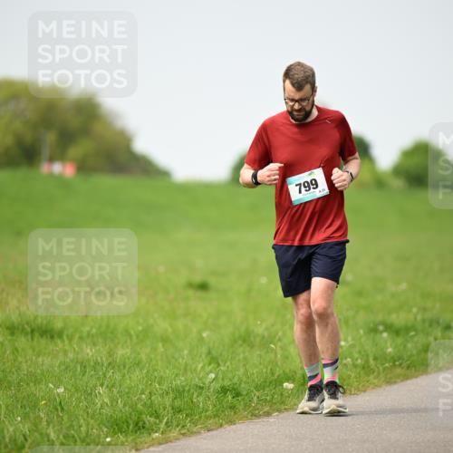 10.05.2026 - 8. Wedeler Halbmarathon Dr. Thomas Lammeyer http://msf.ph/oto/9712831 10.05.2026 12:10:31 Laufen 799 meine-sportfotos.de