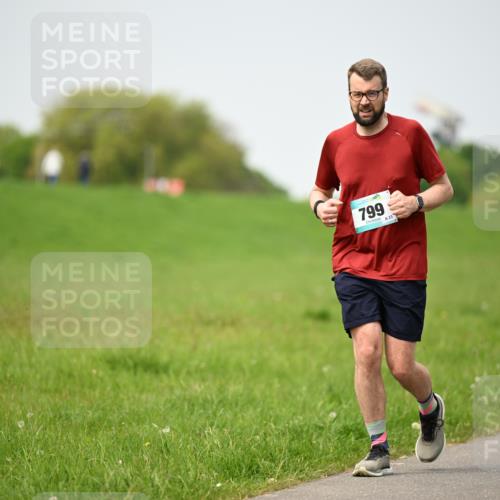 10.05.2026 - 8. Wedeler Halbmarathon Dr. Thomas Lammeyer http://msf.ph/oto/9712836 10.05.2026 12:10:32 Laufen 799 meine-sportfotos.de