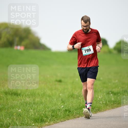 10.05.2026 - 8. Wedeler Halbmarathon Dr. Thomas Lammeyer http://msf.ph/oto/9712839 10.05.2026 12:10:31 Laufen 799 meine-sportfotos.de