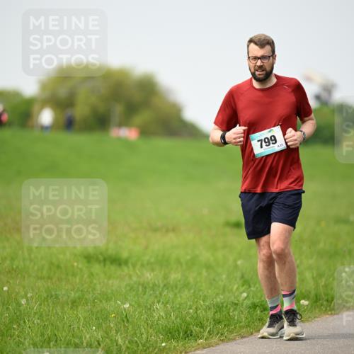 10.05.2026 - 8. Wedeler Halbmarathon Dr. Thomas Lammeyer http://msf.ph/oto/9712841 10.05.2026 12:10:32 Laufen 799 meine-sportfotos.de