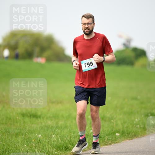 10.05.2026 - 8. Wedeler Halbmarathon Dr. Thomas Lammeyer http://msf.ph/oto/9712847 10.05.2026 12:10:33 Laufen 799 meine-sportfotos.de