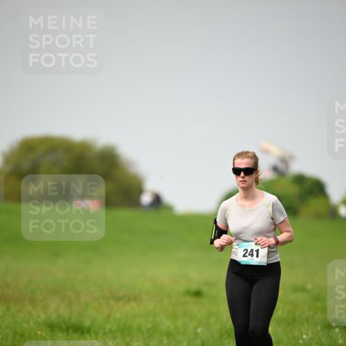 10.05.2026 - 8. Wedeler Halbmarathon Dr. Thomas Lammeyer http://msf.ph/oto/9713030 10.05.2026 12:12:33 Laufen 241 meine-sportfotos.de
