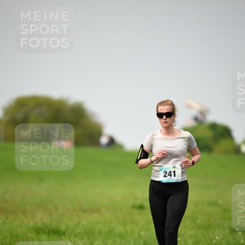 10.05.2026 - 8. Wedeler Halbmarathon Dr. Thomas Lammeyer http://msf.ph/oto/9713032 10.05.2026 12:12:33 Laufen 241 meine-sportfotos.de