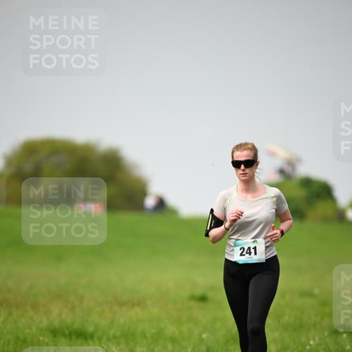 10.05.2026 - 8. Wedeler Halbmarathon Dr. Thomas Lammeyer http://msf.ph/oto/9713033 10.05.2026 12:12:33 Laufen 241 meine-sportfotos.de