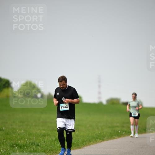10.05.2026 - 8. Wedeler Halbmarathon Dr. Thomas Lammeyer http://msf.ph/oto/9713070 10.05.2026 12:12:56 Laufen 2133 meine-sportfotos.de
