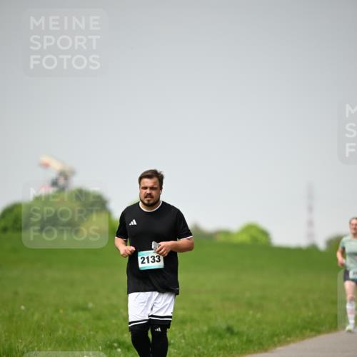 10.05.2026 - 8. Wedeler Halbmarathon Dr. Thomas Lammeyer http://msf.ph/oto/9713093 10.05.2026 12:12:58 Laufen 2133 meine-sportfotos.de