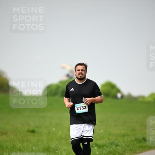10.05.2026 - 8. Wedeler Halbmarathon Dr. Thomas Lammeyer http://msf.ph/oto/9713109 10.05.2026 12:12:59 Laufen 2133 meine-sportfotos.de