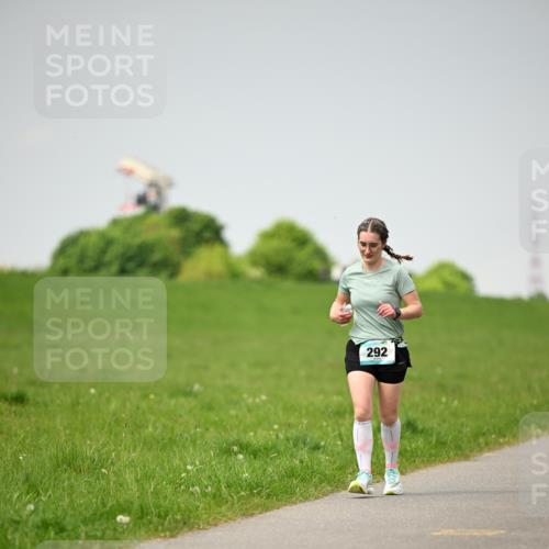10.05.2026 - 8. Wedeler Halbmarathon Dr. Thomas Lammeyer http://msf.ph/oto/9713120 10.05.2026 12:13:04 Laufen 292 meine-sportfotos.de