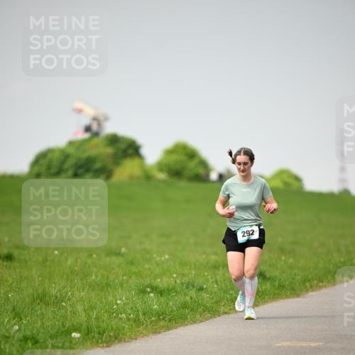 10.05.2026 - 8. Wedeler Halbmarathon Dr. Thomas Lammeyer http://msf.ph/oto/9713121 10.05.2026 12:13:04 Laufen 292 meine-sportfotos.de