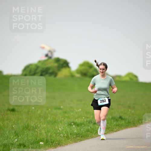 10.05.2026 - 8. Wedeler Halbmarathon Dr. Thomas Lammeyer http://msf.ph/oto/9713127 10.05.2026 12:13:05 Laufen 292 meine-sportfotos.de
