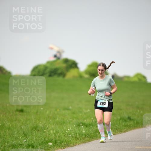 10.05.2026 - 8. Wedeler Halbmarathon Dr. Thomas Lammeyer http://msf.ph/oto/9713132 10.05.2026 12:13:05 Laufen 292 meine-sportfotos.de
