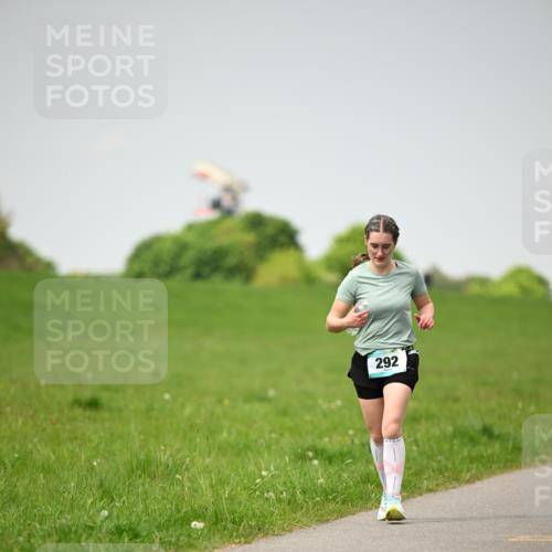 10.05.2026 - 8. Wedeler Halbmarathon Dr. Thomas Lammeyer http://msf.ph/oto/9713133 10.05.2026 12:13:05 Laufen 292 meine-sportfotos.de
