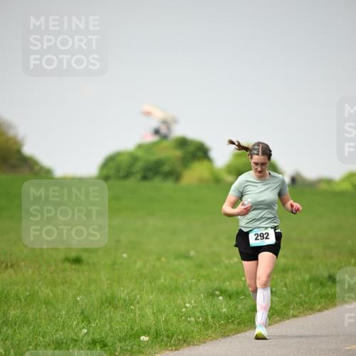 10.05.2026 - 8. Wedeler Halbmarathon Dr. Thomas Lammeyer http://msf.ph/oto/9713135 10.05.2026 12:13:05 Laufen 292 meine-sportfotos.de