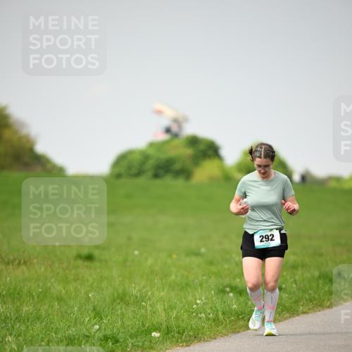 10.05.2026 - 8. Wedeler Halbmarathon Dr. Thomas Lammeyer http://msf.ph/oto/9713137 10.05.2026 12:13:05 Laufen 292 meine-sportfotos.de