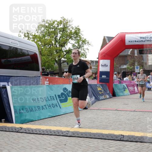 10.05.2026 - 8. Wedeler Halbmarathon Yannick Fuchs http://msf.ph/oto/9713143 10.05.2026 11:27:53 Ziel 875, 882, 1006, 2106, 2210, 2228, 2240 meine-sportfotos.de