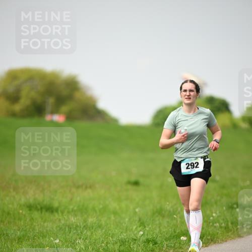 10.05.2026 - 8. Wedeler Halbmarathon Dr. Thomas Lammeyer http://msf.ph/oto/9713150 10.05.2026 12:13:07 Laufen 292 meine-sportfotos.de
