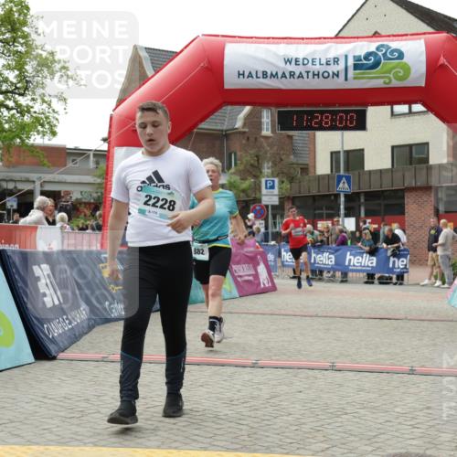 10.05.2026 - 8. Wedeler Halbmarathon Yannick Fuchs http://msf.ph/oto/9713206 10.05.2026 11:27:58 Ziel 882, 1006, 2106, 2228 meine-sportfotos.de