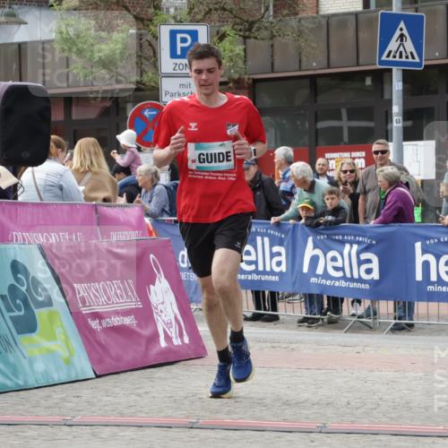 10.05.2026 - 8. Wedeler Halbmarathon Yannick Fuchs http://msf.ph/oto/9713219 10.05.2026 11:28:00 Ziel 882, 1006, 2211, 2228 meine-sportfotos.de