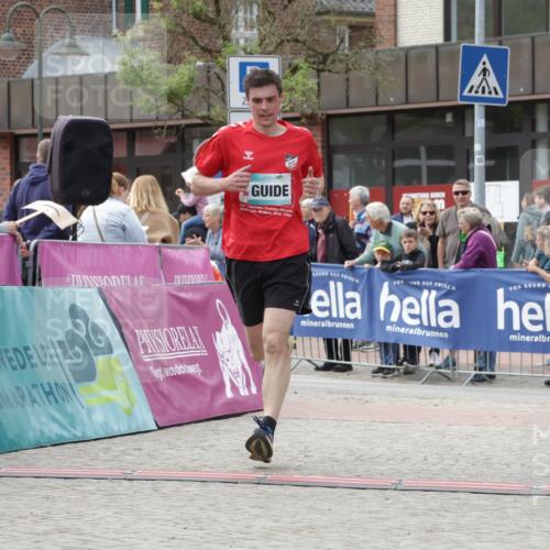 10.05.2026 - 8. Wedeler Halbmarathon Yannick Fuchs http://msf.ph/oto/9713222 10.05.2026 11:28:00 Ziel 882, 1006, 2211, 2228 meine-sportfotos.de