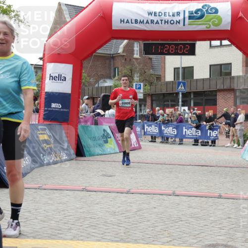 10.05.2026 - 8. Wedeler Halbmarathon Yannick Fuchs http://msf.ph/oto/9713233 10.05.2026 11:28:00 Ziel 882, 1006, 2211, 2228 meine-sportfotos.de