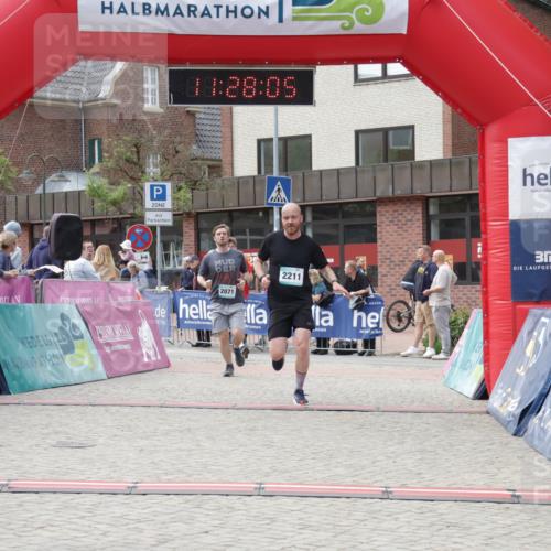 10.05.2026 - 8. Wedeler Halbmarathon Yannick Fuchs http://msf.ph/oto/9713250 10.05.2026 11:28:03 Ziel 882, 933, 2071, 2211 meine-sportfotos.de