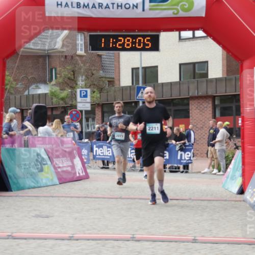 10.05.2026 - 8. Wedeler Halbmarathon Yannick Fuchs http://msf.ph/oto/9713258 10.05.2026 11:28:04 Ziel 855, 933, 2071, 2211 meine-sportfotos.de