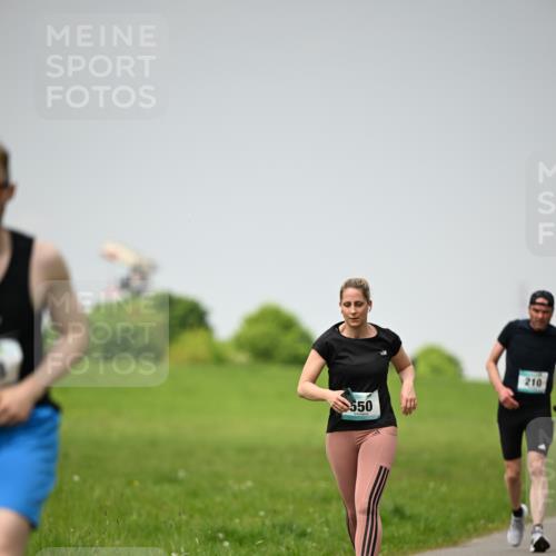 10.05.2026 - 8. Wedeler Halbmarathon Dr. Thomas Lammeyer http://msf.ph/oto/9713260 10.05.2026 12:13:31 Laufen 550, 210 meine-sportfotos.de