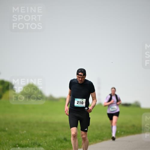 10.05.2026 - 8. Wedeler Halbmarathon Dr. Thomas Lammeyer http://msf.ph/oto/9713289 10.05.2026 12:13:36 Laufen 210 meine-sportfotos.de