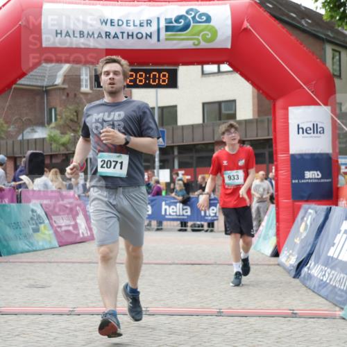 10.05.2026 - 8. Wedeler Halbmarathon Yannick Fuchs http://msf.ph/oto/9713290 10.05.2026 11:28:06 Ziel 855, 933, 2071, 2211 meine-sportfotos.de